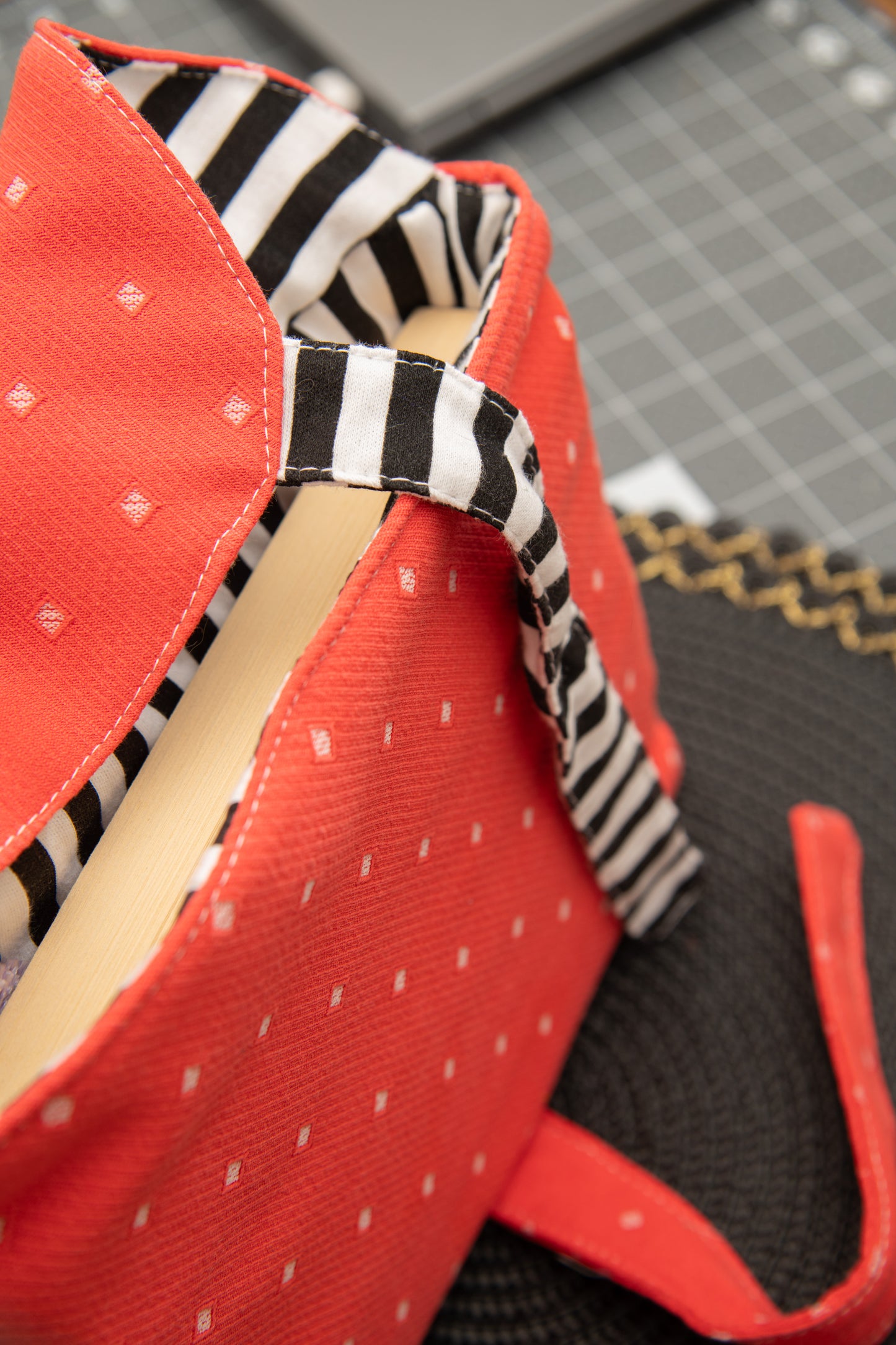 Pochette de livre à pois rouges et blancs