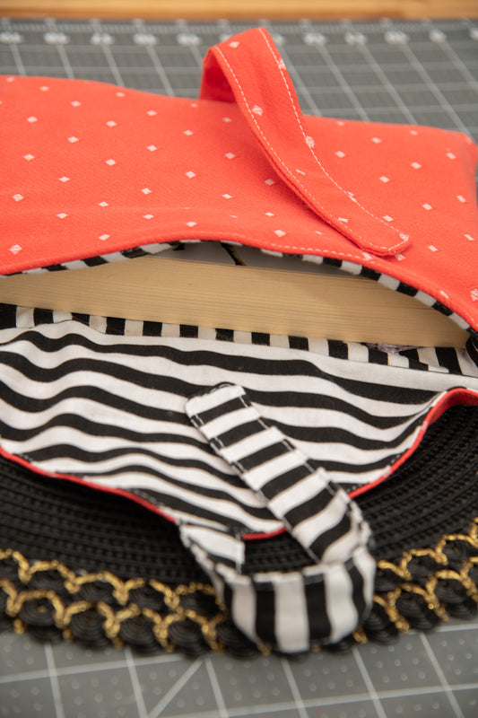 Pochette de livre à pois rouges et blancs