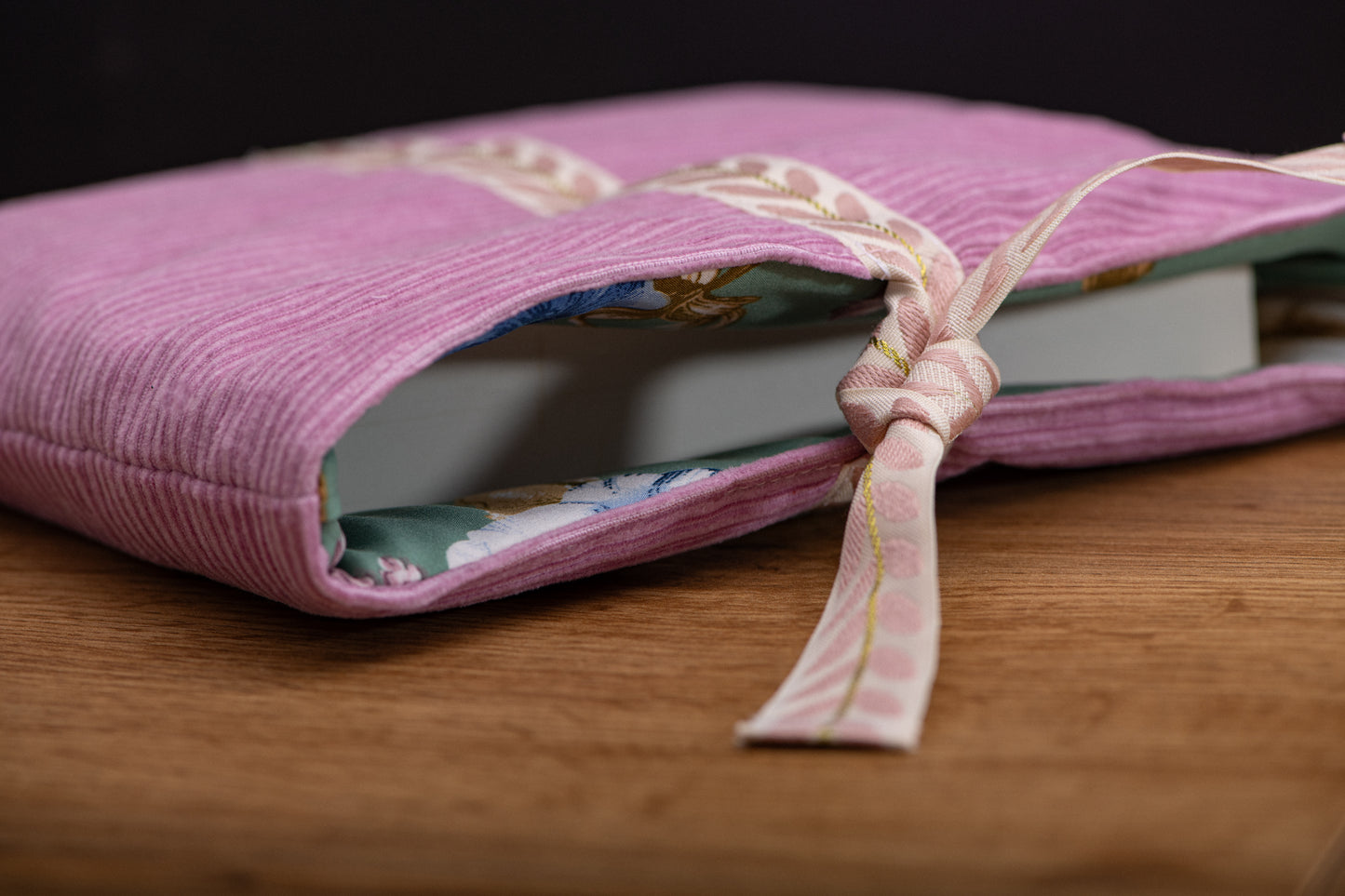 Book Sleeve Corduroy rose pâle