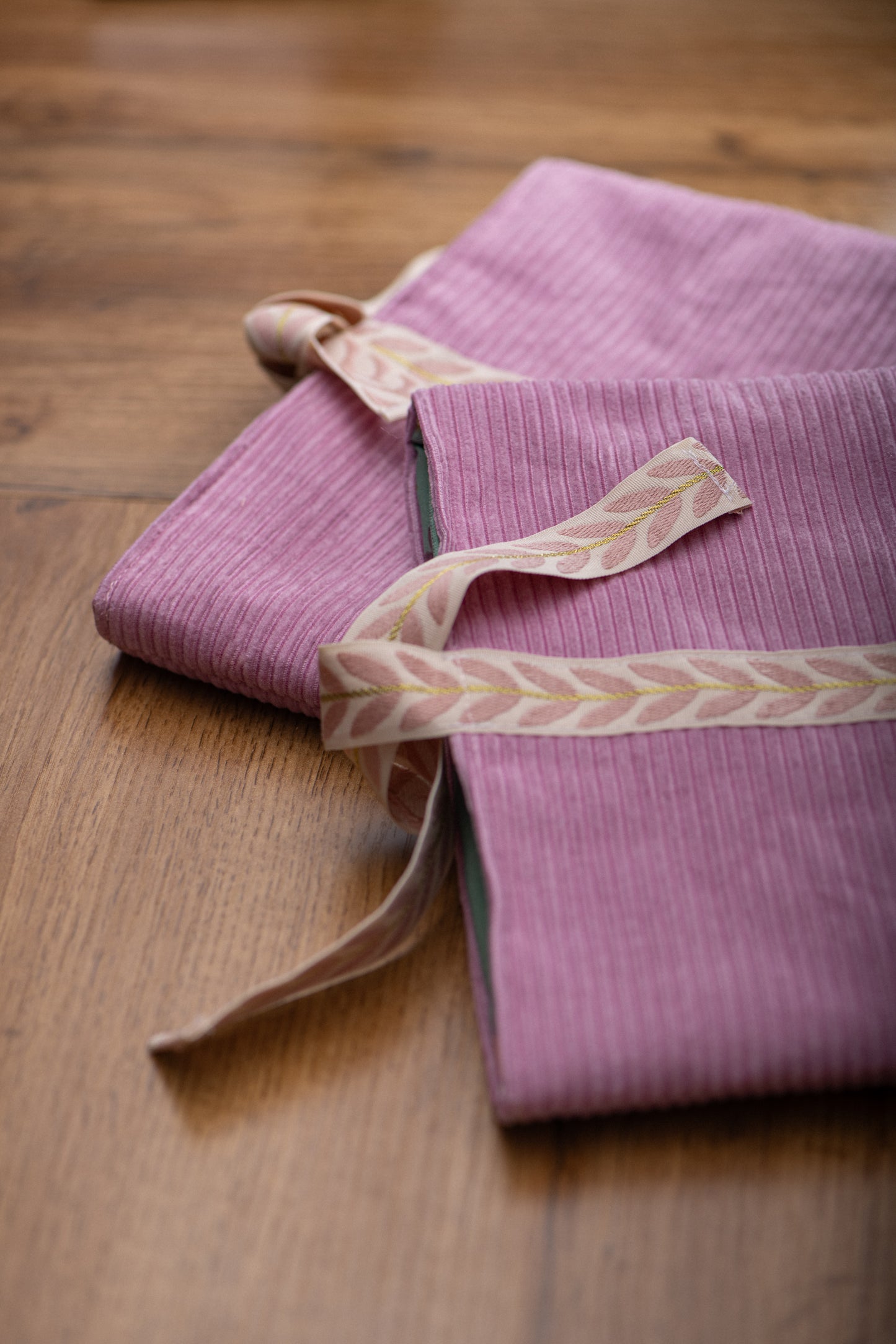 Book Sleeve Corduroy rose pâle