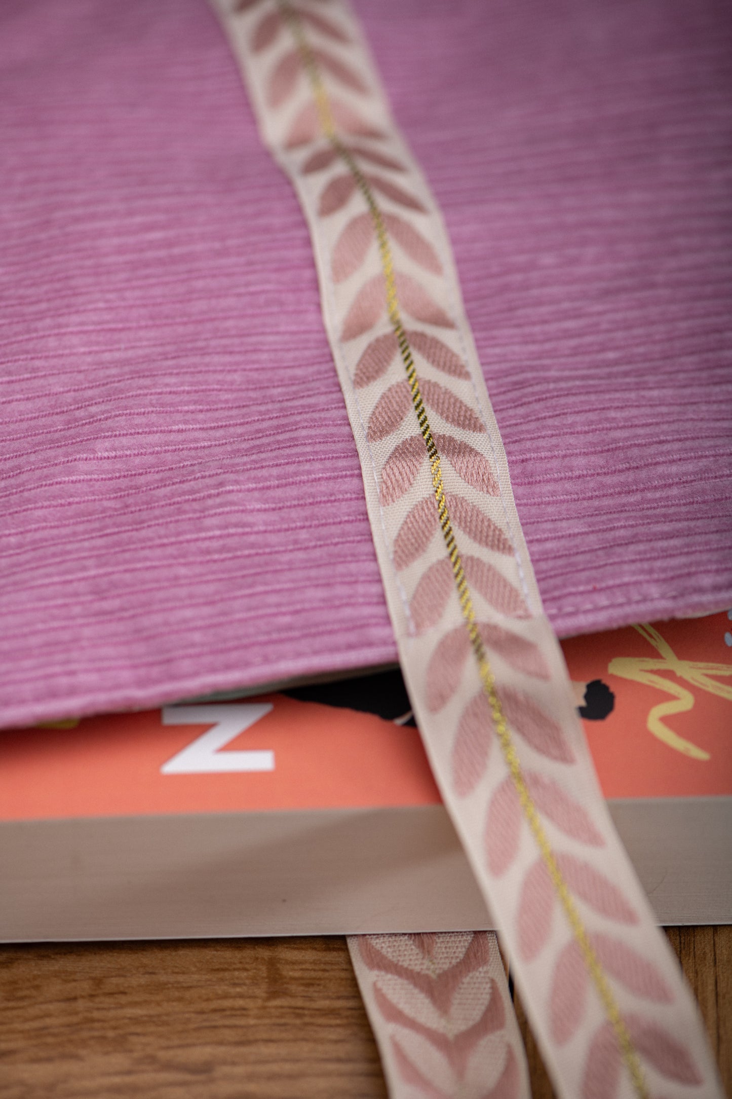Book Sleeve Corduroy rose pâle