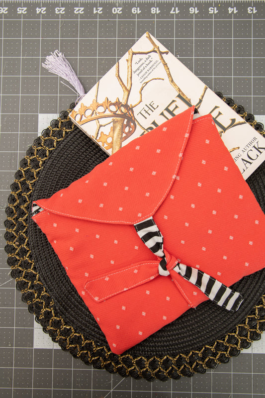 Pochette de livre à pois rouges et blancs