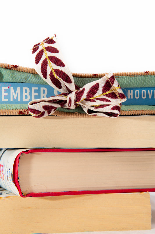 Housse de livre beige en velours côtelé à cerises