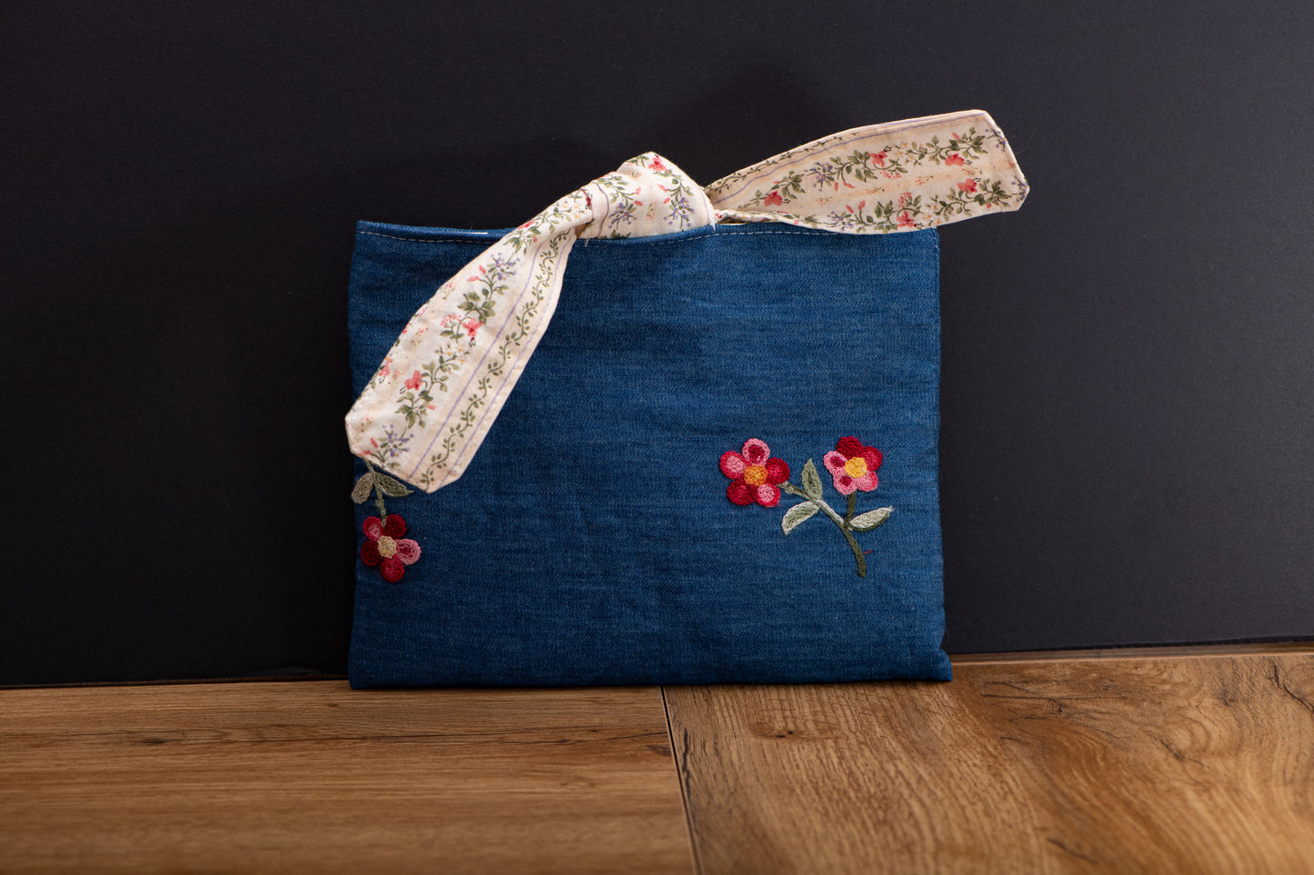 Kindle Sleeve denim fleurs brodées