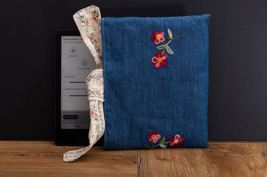 Kindle Sleeve denim fleurs brodées