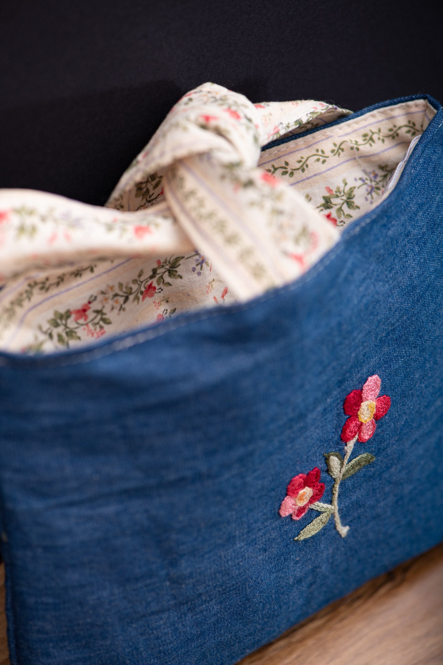 Kindle Sleeve denim fleurs brodées