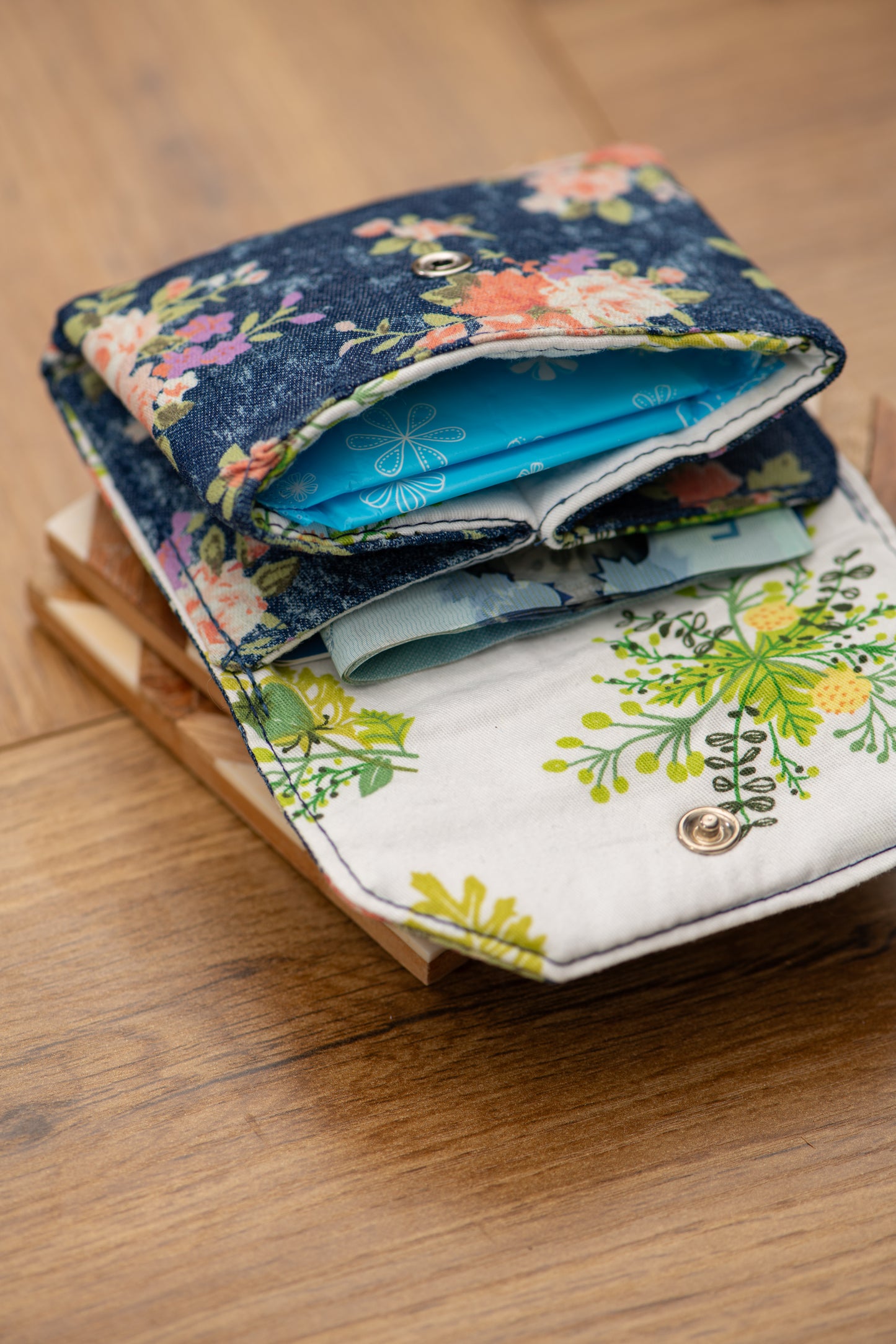 Porte-feuille mini fleurs pêches