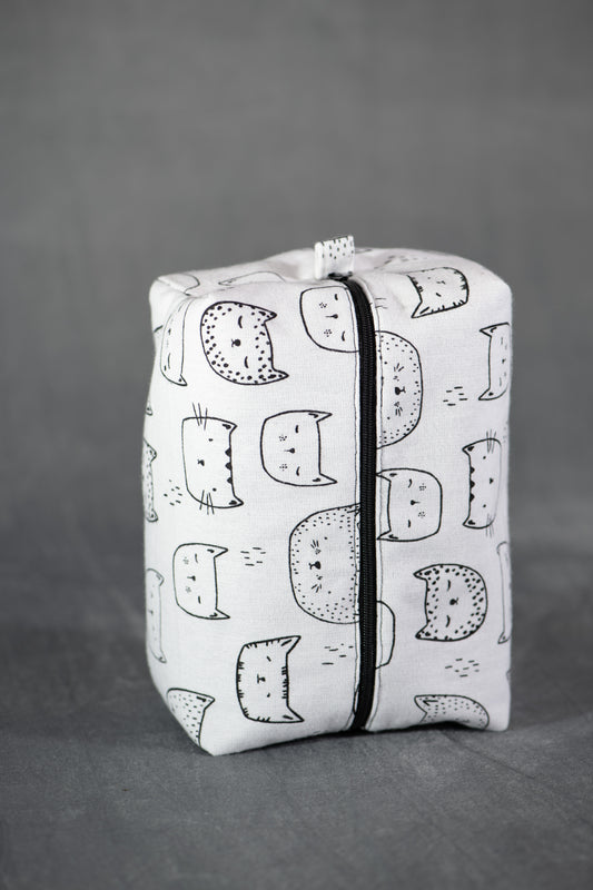 Chat en pochette (boîte)