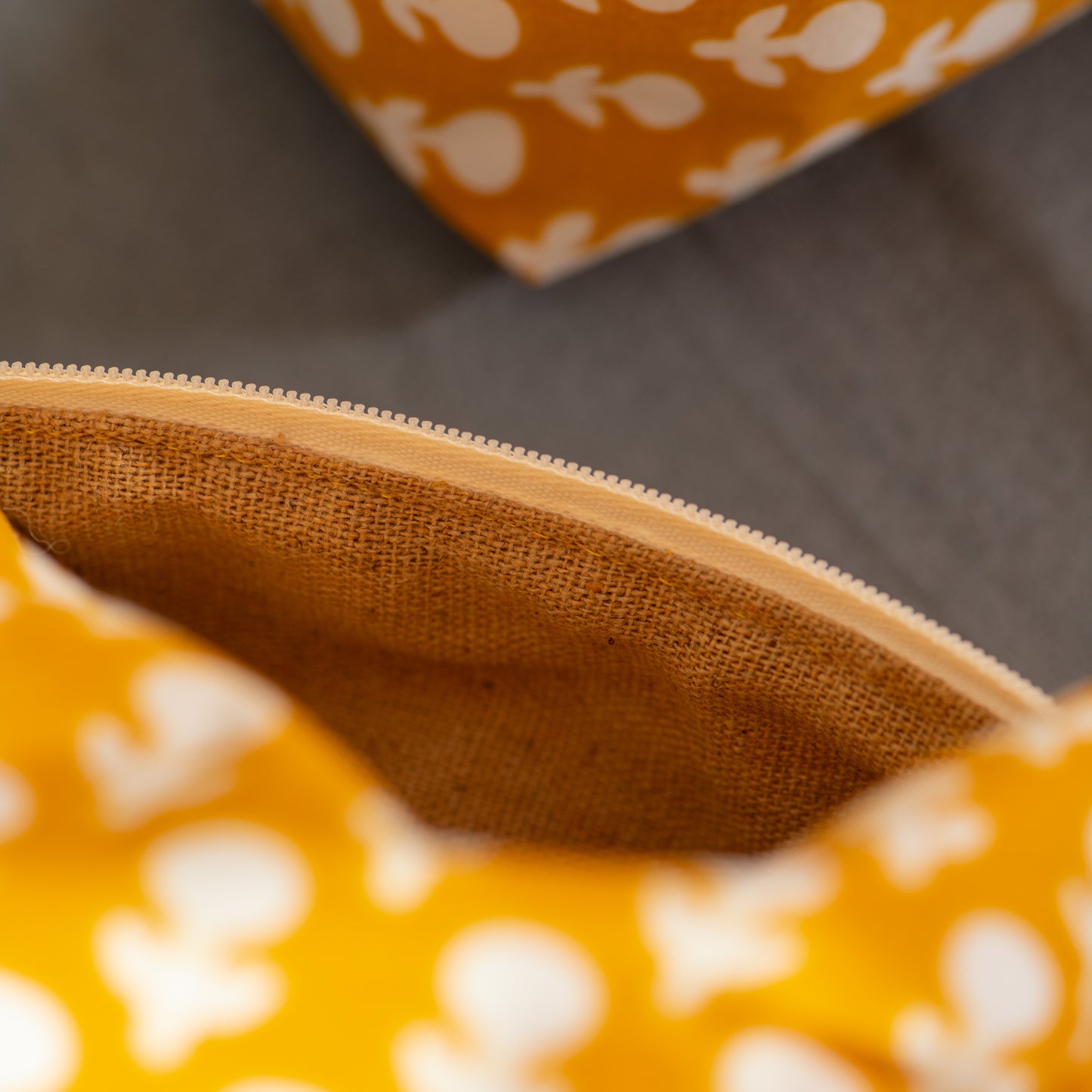 Fleur jaune en sachet (Boîtier)