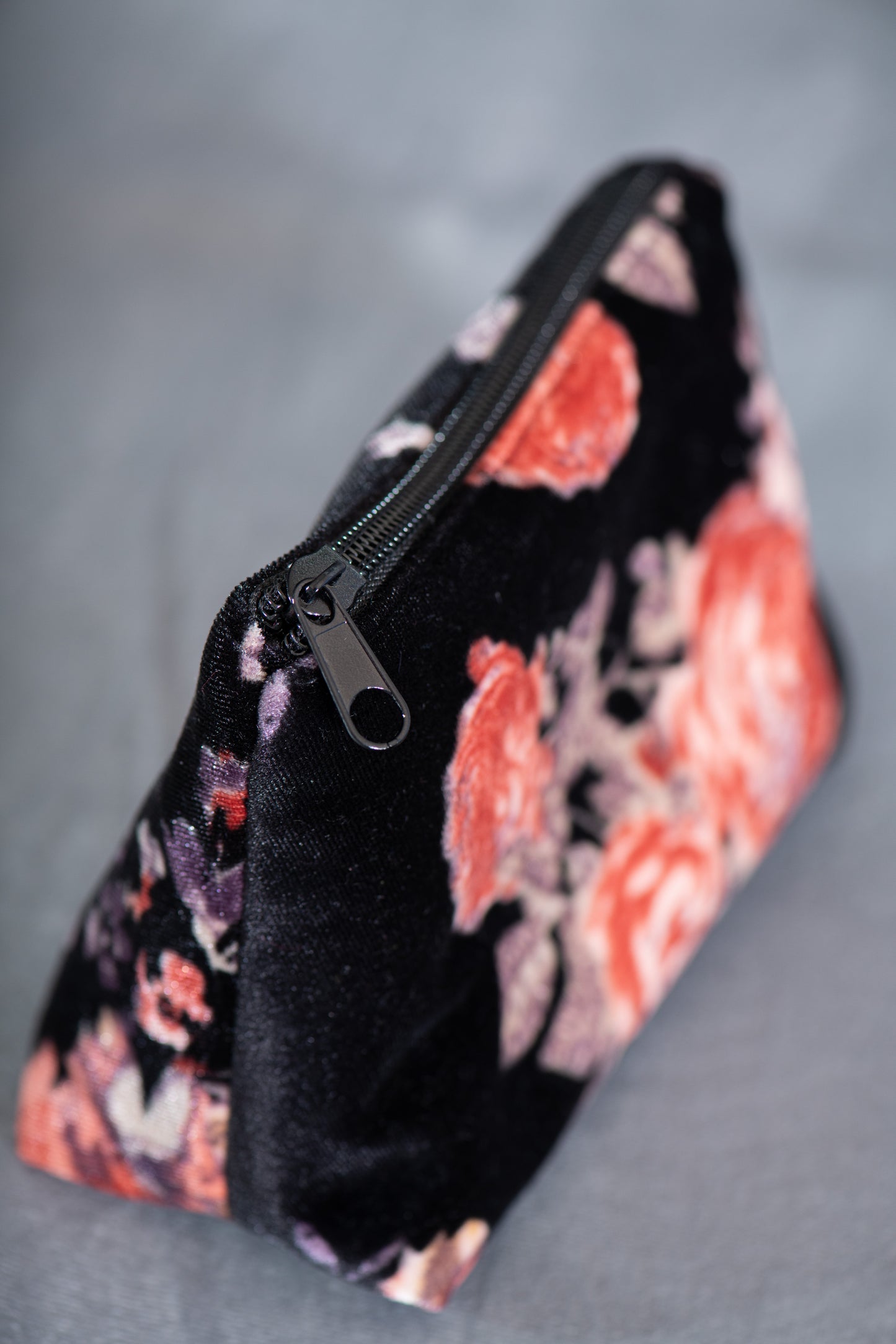 Pochette en velours rose à fleurs