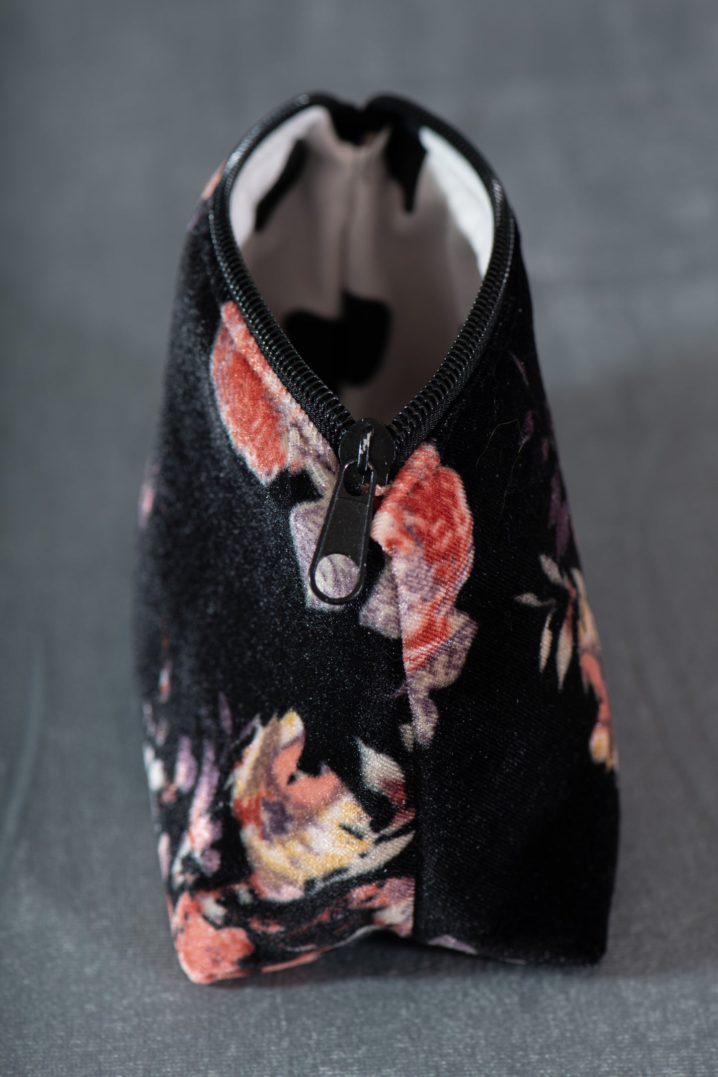 Pochette en velours rose à fleurs