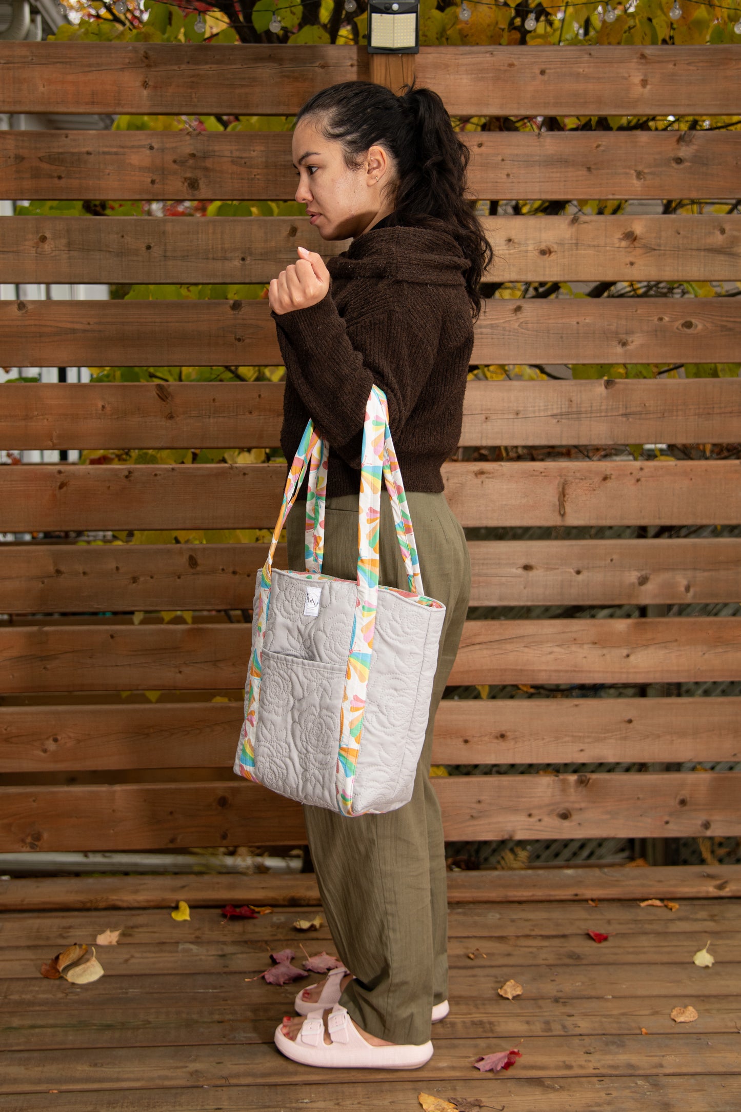 Sac fourre-tout gris à papillons multicolores