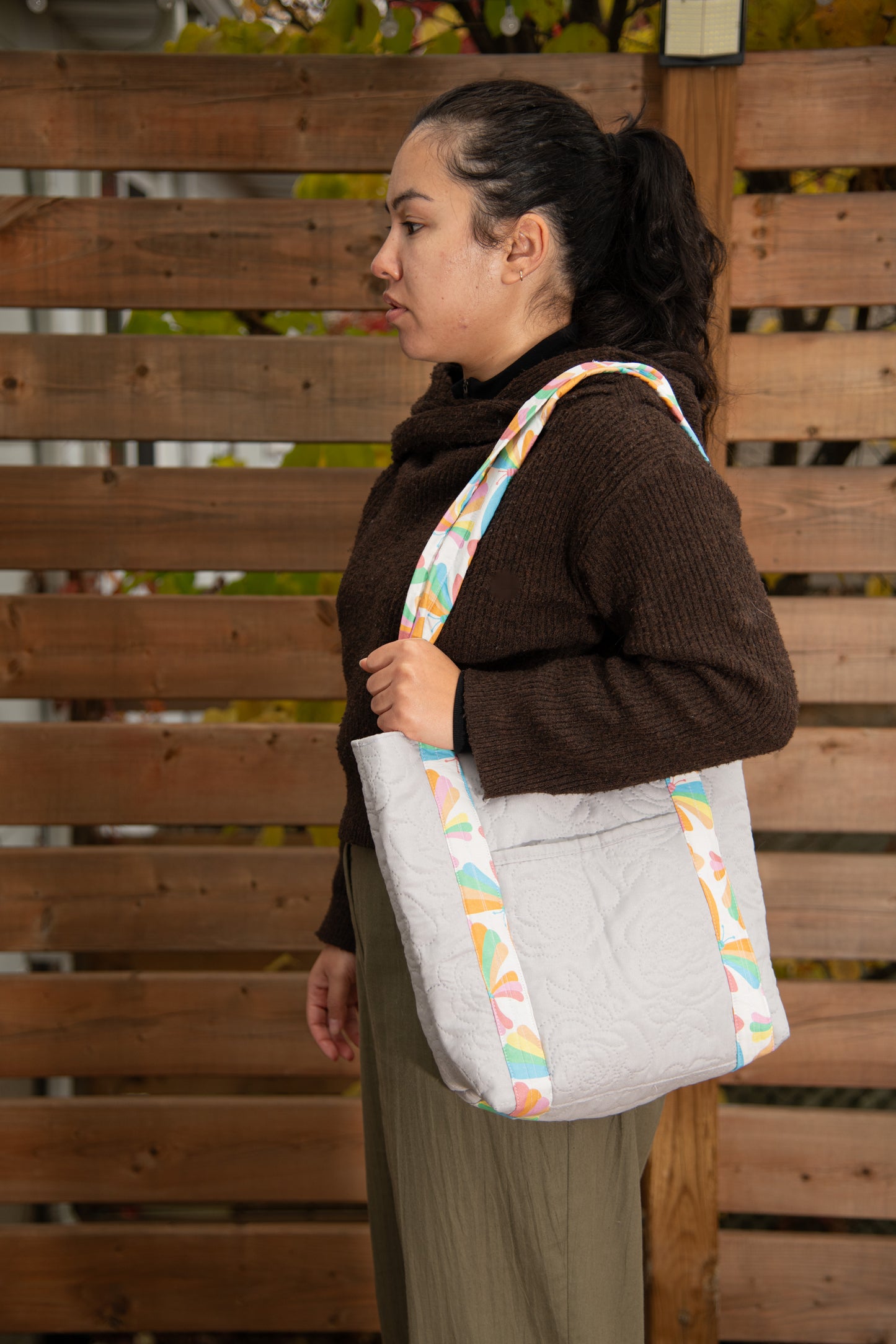 Sac fourre-tout gris à papillons multicolores